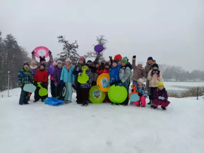 Zimowy dzień klasy 3a: sanki, bałwan i mnóstwo radości!