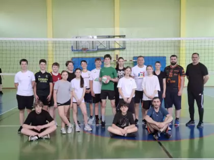 Mecz siatkówki nauczyciele kontra uczniowie