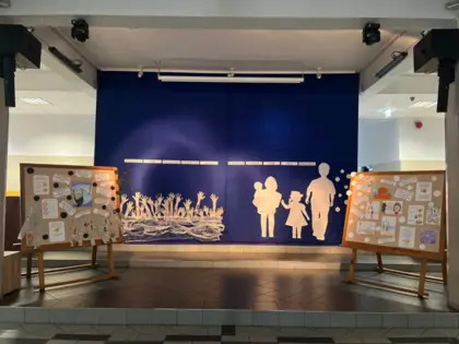 Gazetka informacyjna i dekoracja na granatowym tle na temat zdrowego stylu życia i profilaktyki uzależnień