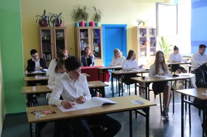 Uczniowie piszący egzamin ósmoklasisty