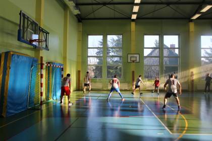 Mecz świąteczny w piłkę nożną halową nauczyciele - uczniowie