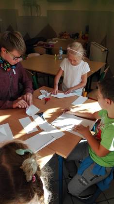 Wolontariusz Remigiusz uczy sztuki origami