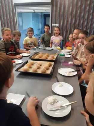 'Karmi nas ziemia czarna'