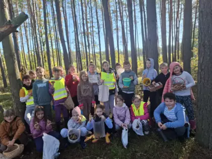 Relacja z wyjścia klasy 3B do lasu – lekcja przyrody i poznawanie grzybów.