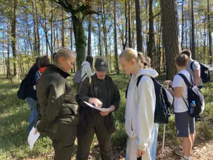 Wycieczka klas siódmych do Nadleśnictwa w Złotym Potoku