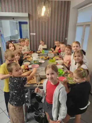 Owocowy dzień pełen smaków w klasie 2a