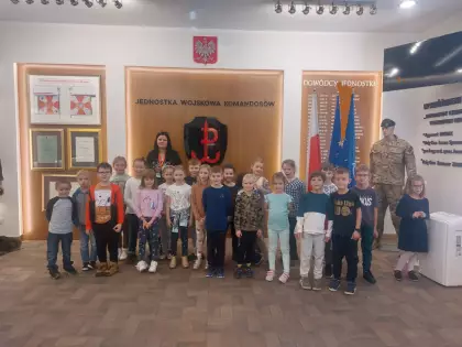 Uczniowie klas pierwszych w Jednosce Wojskowej Komandosów