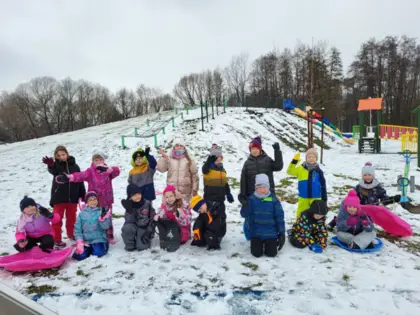Zimowe zabawy na śniegu – klasy 1a i 1b