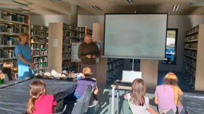 Wizyta klasy 3b w Lubitece – warsztaty „Czy plastikowe dinozaury powstają z prawdziwych dinozaurów?”