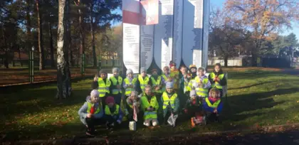Białe i czerwone światełka pamięci – wizyta klasy 1a na Cmentarzu Wojskowym