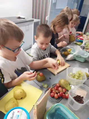 Owocowa lekcja w klasie 1a